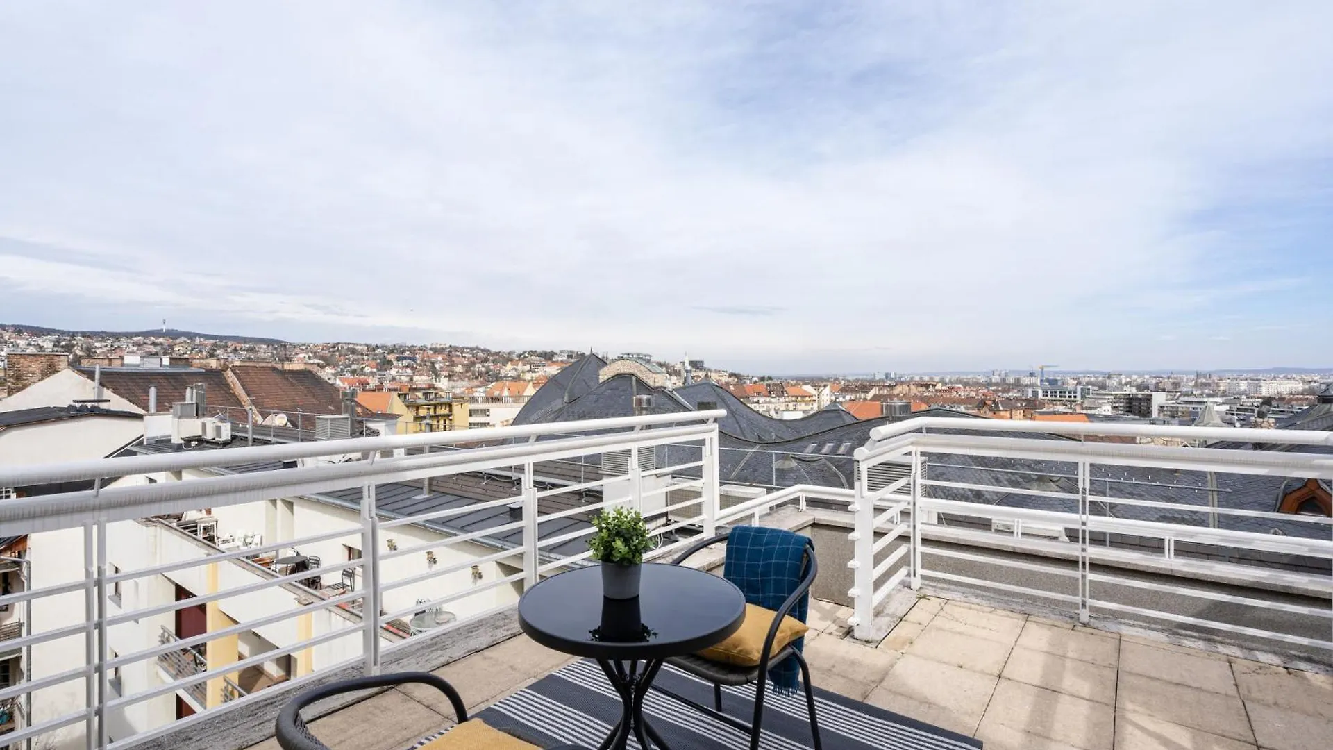 Spacious Rooftop Home With Parliament&Danube View Budapesta 0*,  Ungaria